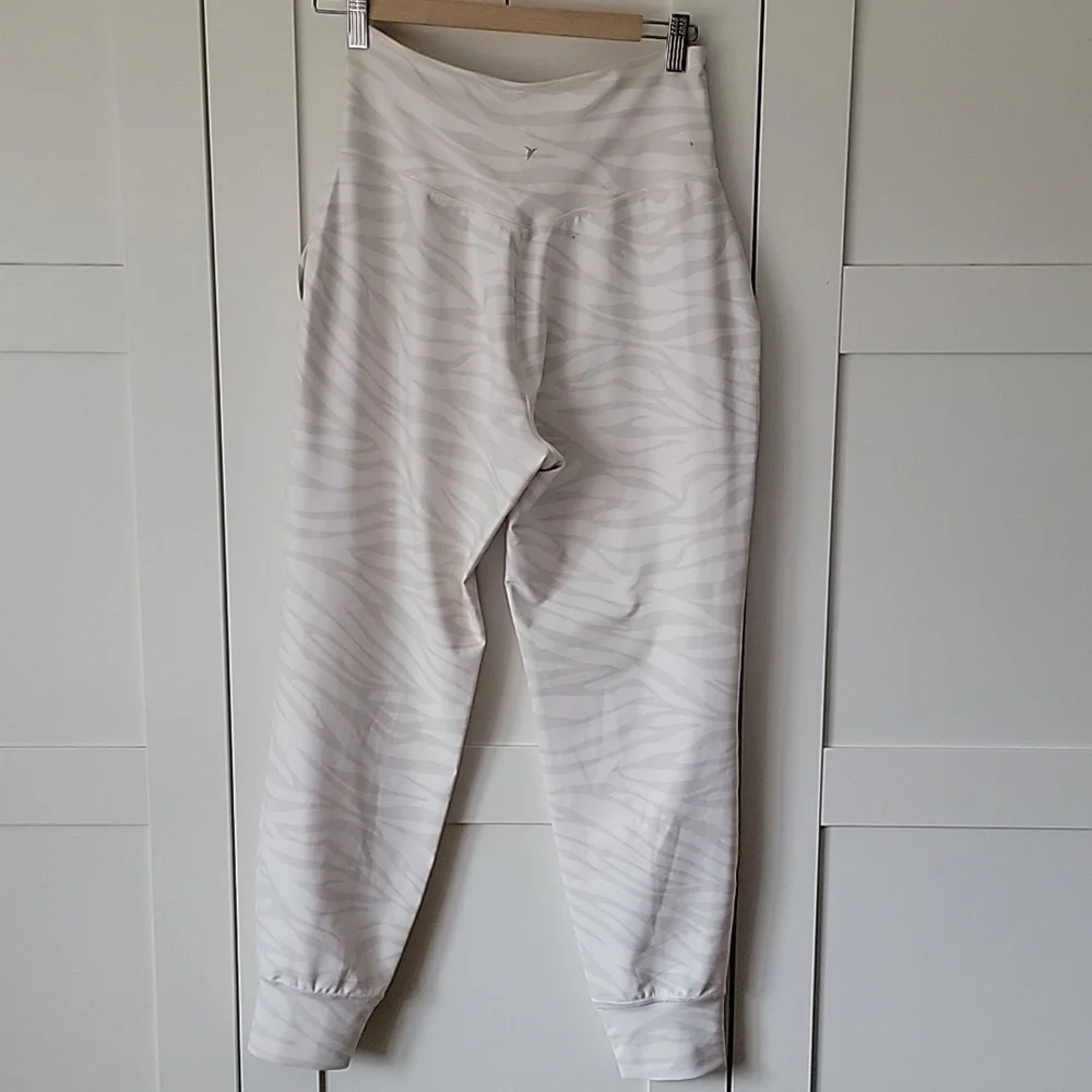 ❄️3/$30 Old Navy Active Gray Zebra Print Joggers - Picture 7 of 8